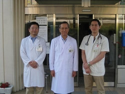 熊本から派遣された医師と（左）